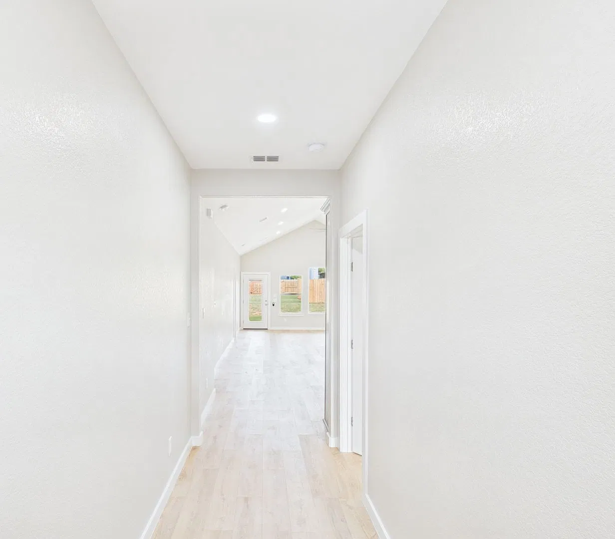 Like-New 3BR/2BA Home with Open Floor Plan & Fenced Yard — Photo 2