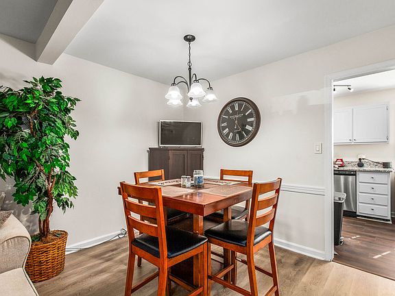 4th image of 144 Charlestowne Cir