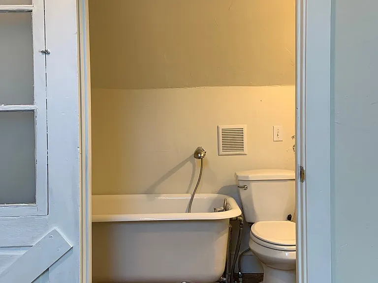 clawfoot tub