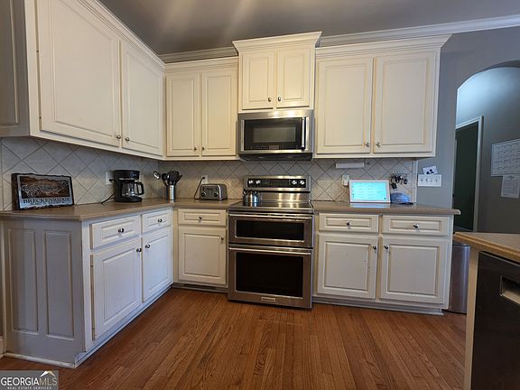 5th image of 94 Courtland Dr