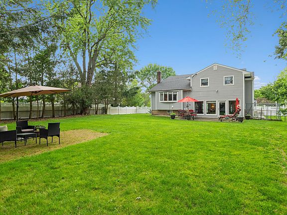 3rd image of 19 Holly Dr