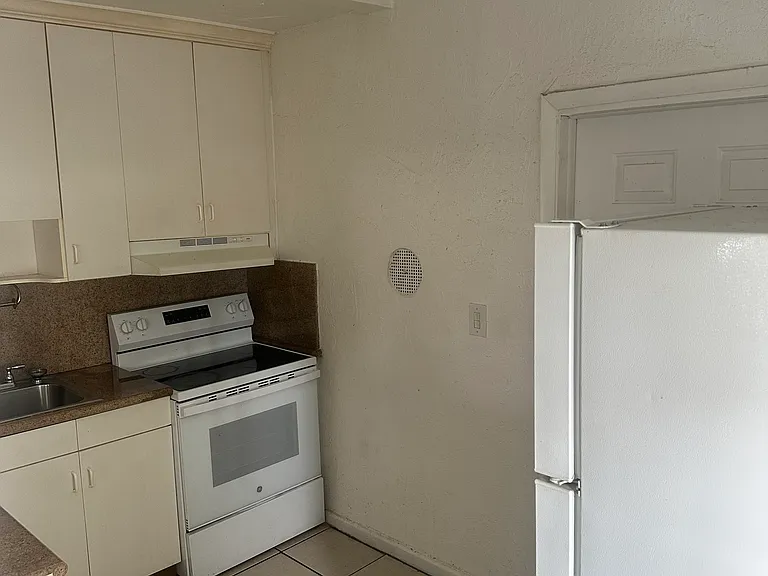 1788 SW 7th St #5 — Photo 6