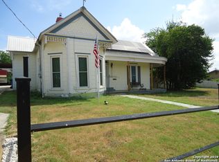 1004 3rd St, Floresville, TX 78114