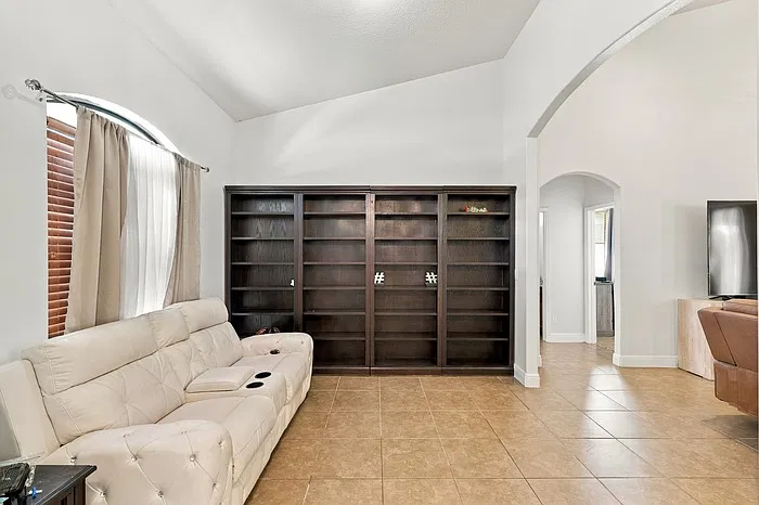 4 bed, 3.0 bath, 2079 sqft, $2,800 — Photo 3