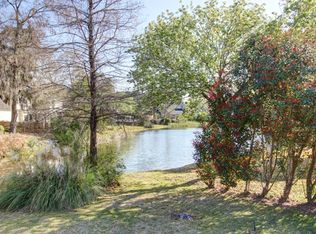 8 S Lake Dr, Savannah, GA 31410