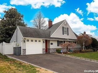 8 Redwing Ln, Levittown, NY 11756