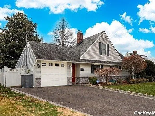 8 Redwing Lane, Levittown, NY 11756