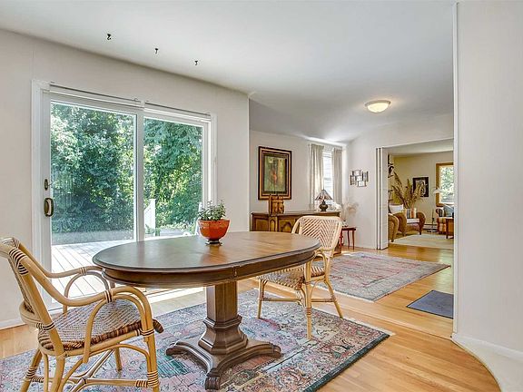 5th image of 8 Cedar Dr S