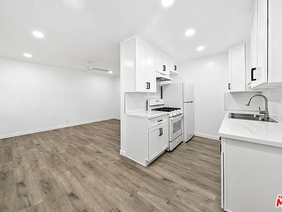 5th image of 415 Loma Dr #7