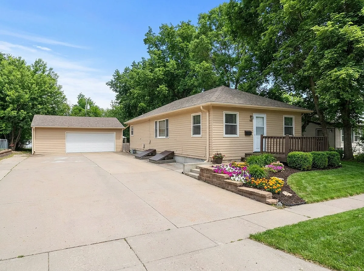 4 bed, 1412 sqft, $2,200 — Photo 1