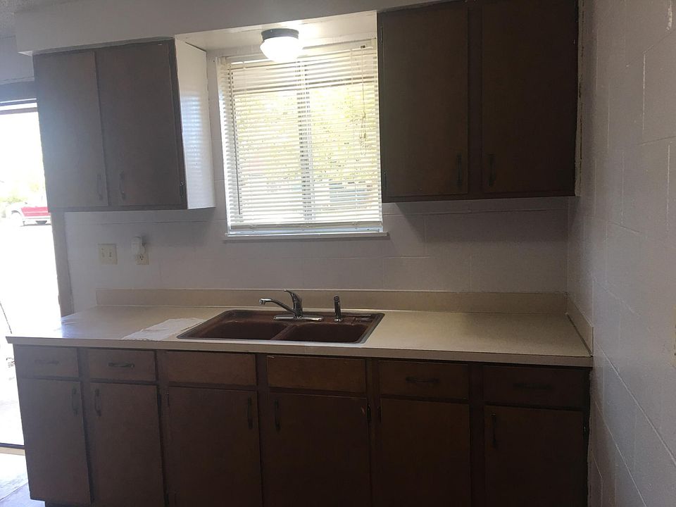 Kitchen sink/cabinets