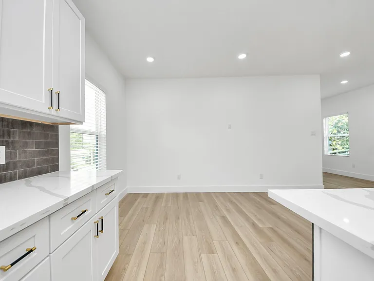 801 E 32nd 1/2 St #B — Photo 13
