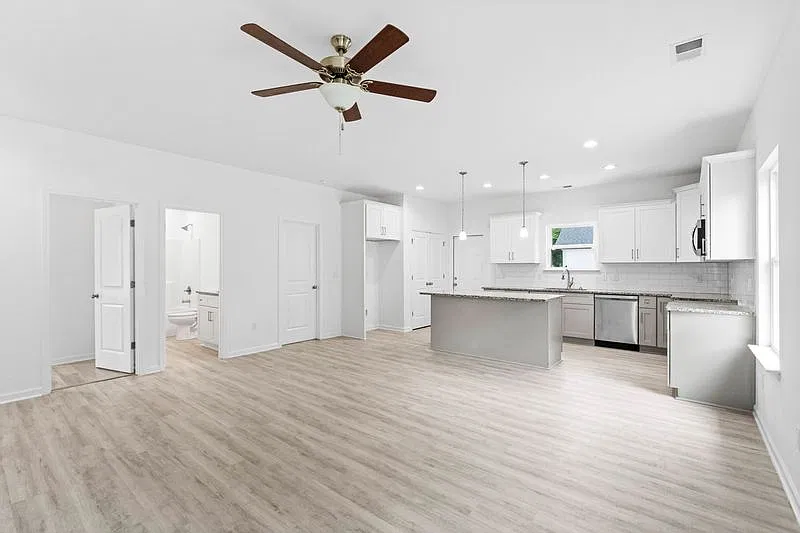 3 bed, 1272 sqft, $2,050 — Photo 3