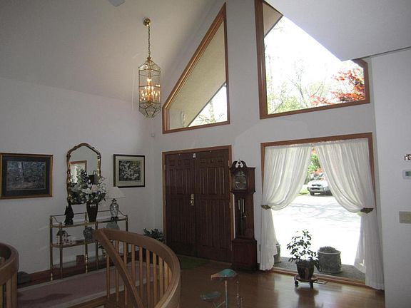 4th image of 39 Madeline Ct