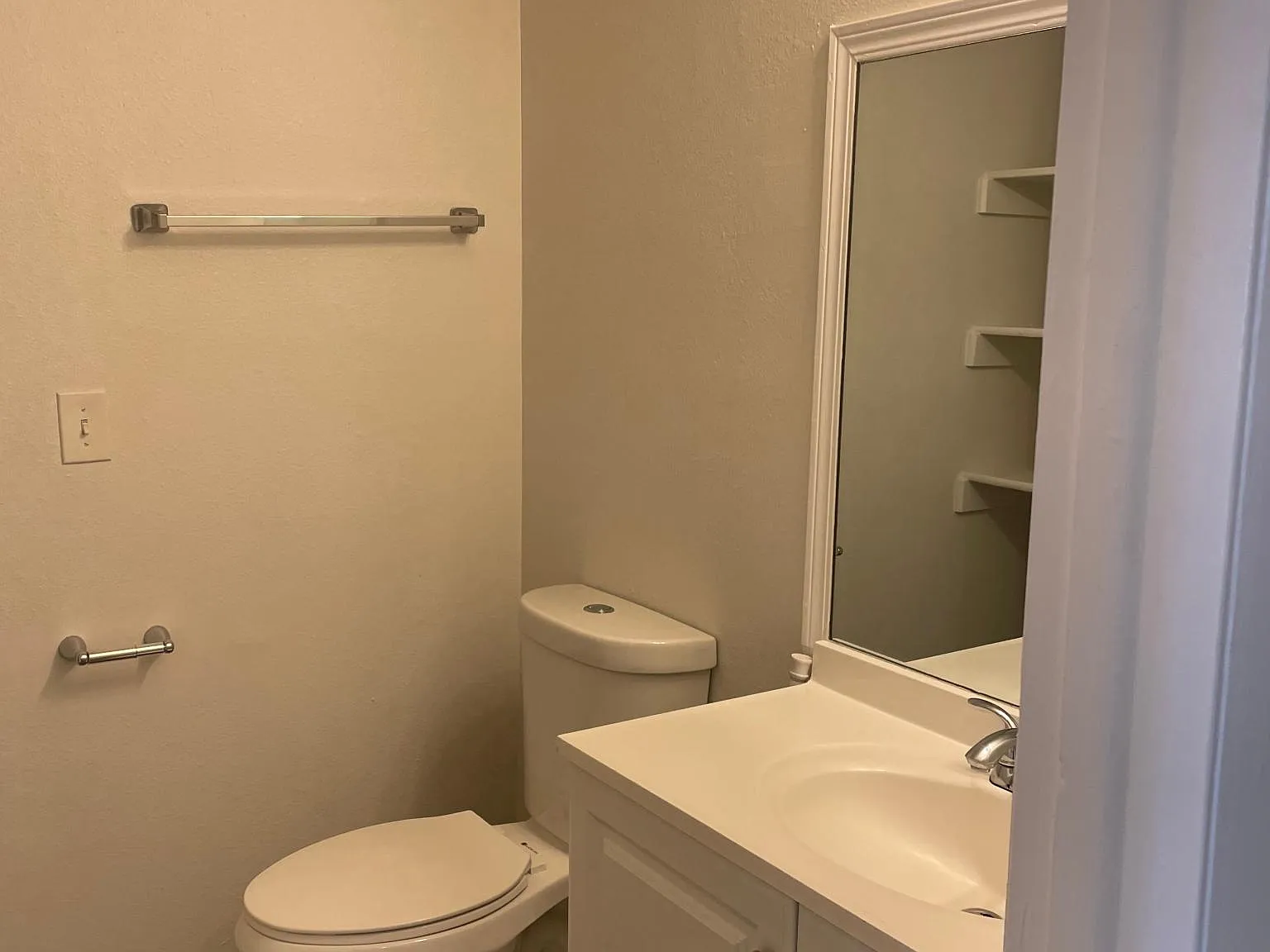 3 bed, 1.5 bath, 1480 sqft, $2,200 — Photo 3