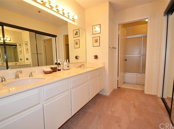 Master Bath #1 w/dual vanity sinks, mirrored wardrobe closets
