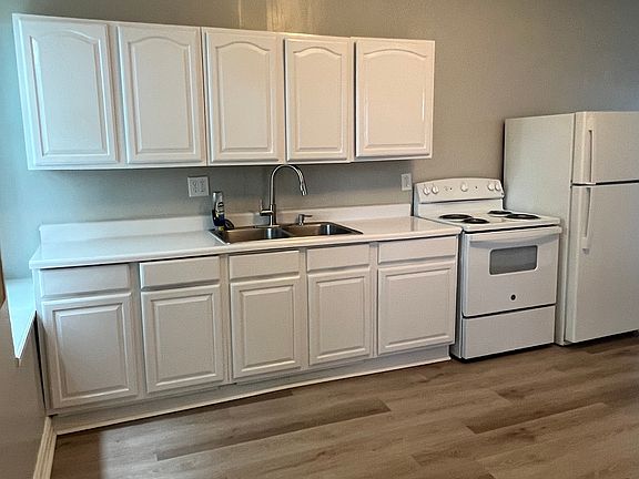 2nd image of 846 Lexington Ave #2