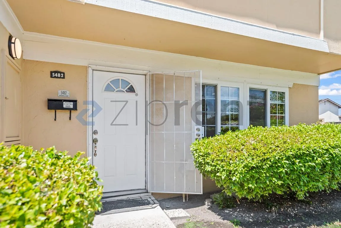 4 bed, 2.5 bath, 1439 sqft, $4,345 — Photo 3