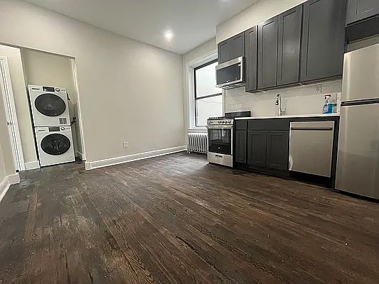 2nd image of 405 W 45th St APT 5A