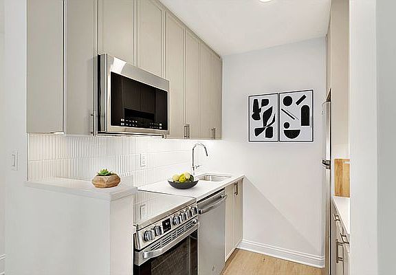 5th image of 50 W 34th St APT 6A6