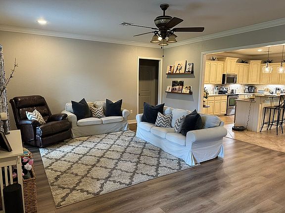 3rd image of 103 Sherwood Trl
