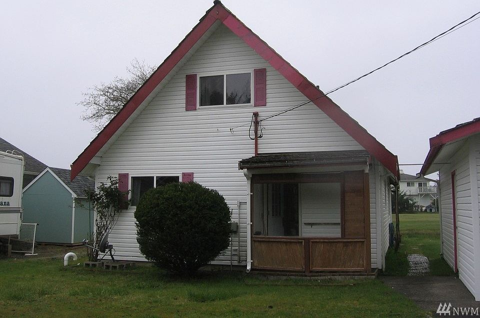 1st image of 401 Octopus Ave NE
