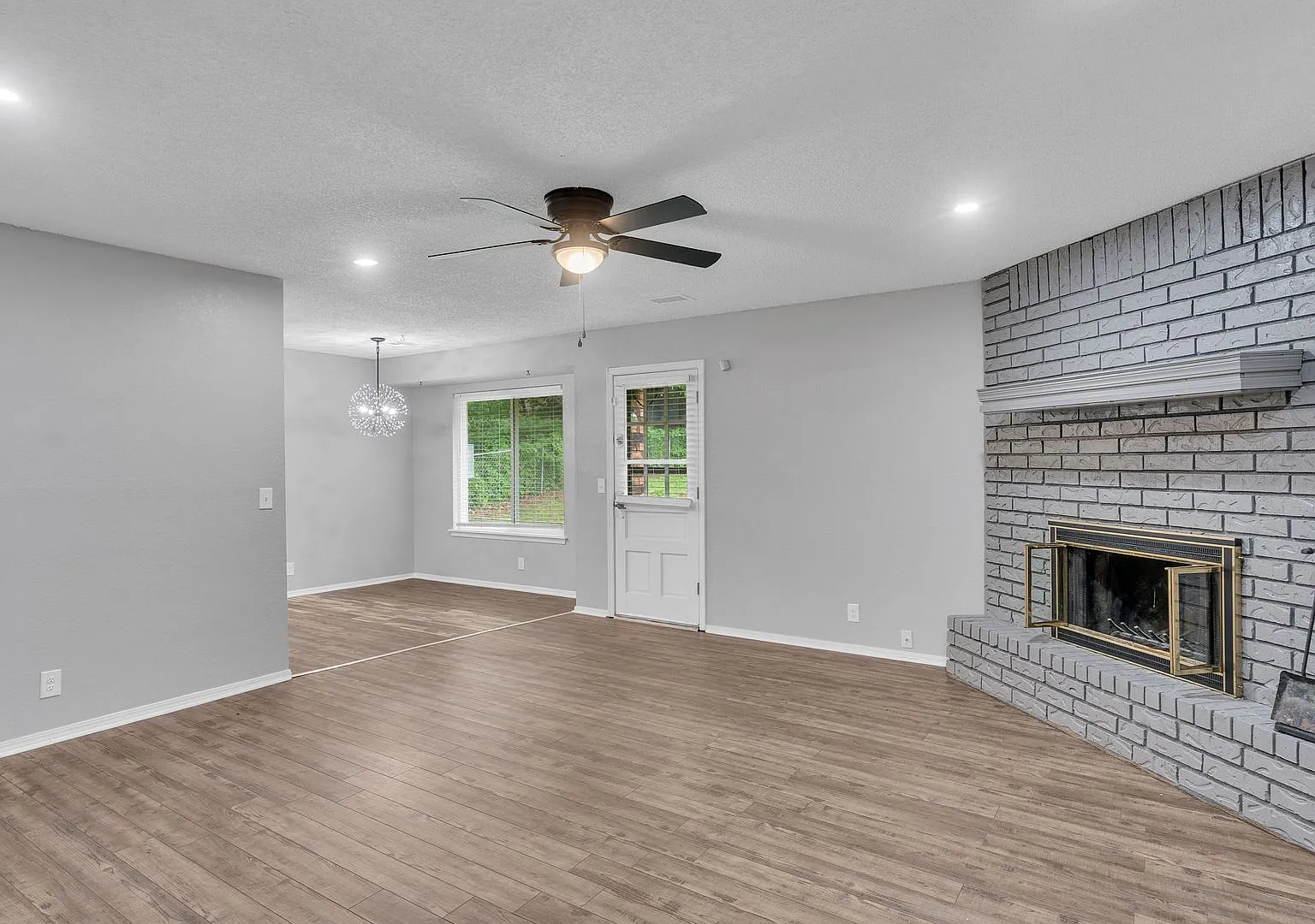 Beautifully Redone 3 Bedroom House! Available for Immediate Move in! — Photo 4