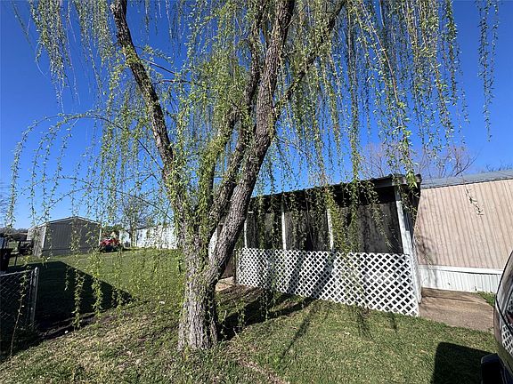 3rd image of 115 Valerie Ln