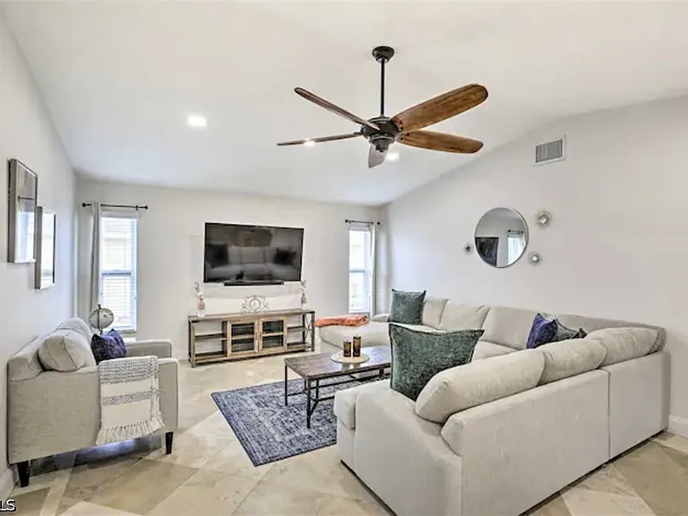 2806 SW 38th Ter — Photo 5