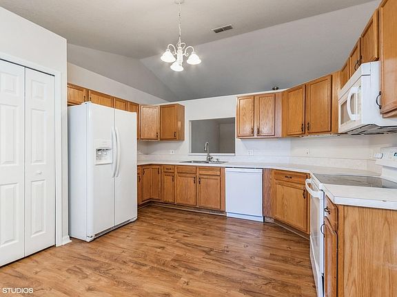 4th image of 694 Park Valley Cir