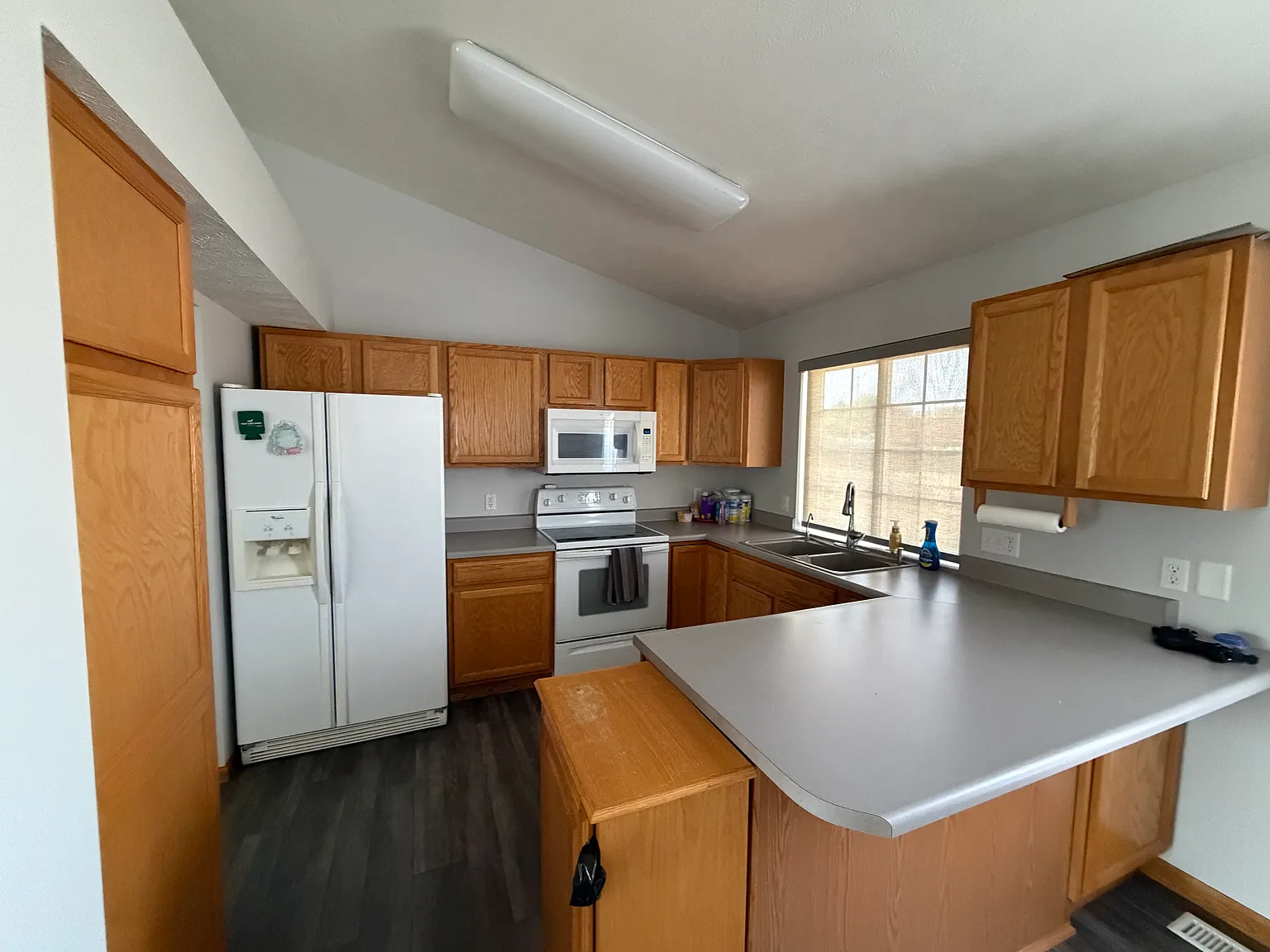 3 bed, 2156 sqft, $2,500 — Photo 2