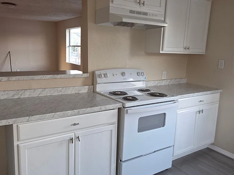 634 W 10th St — Photo 11