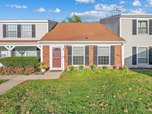 44 Silver Tree Cir, Cary, IL 60013