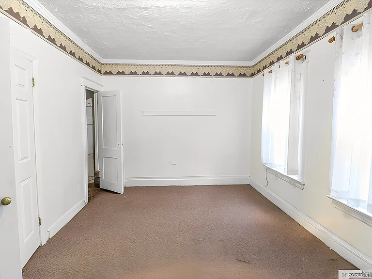 MASTER BEDROOM (UN-STAGED)