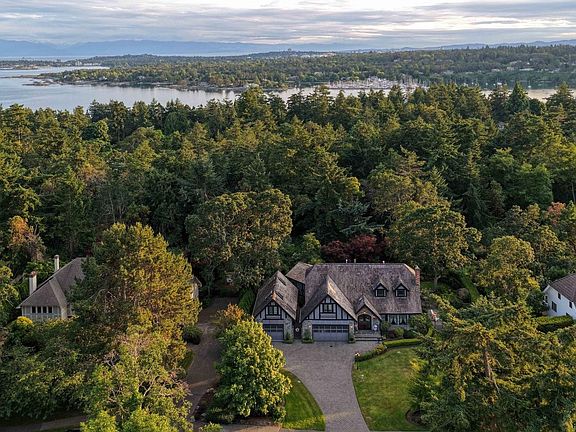 2nd image of 2773 Arbutus Rd