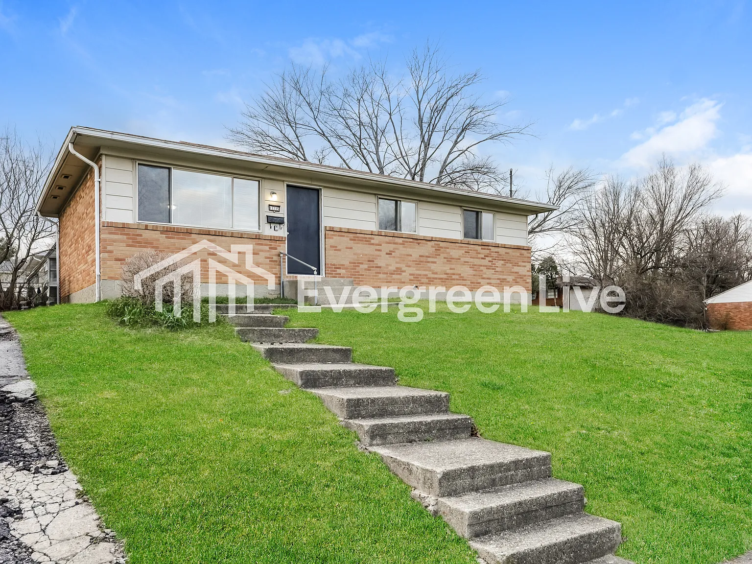 3 bed, 1.0 bath, 968 sqft, $1,395 — Photo 2