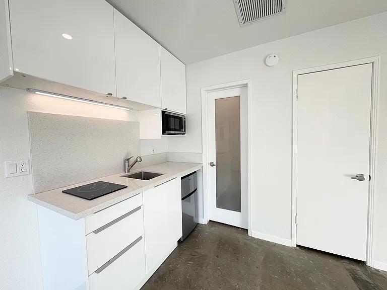 700 N Riverside Dr #4 — Photo 7