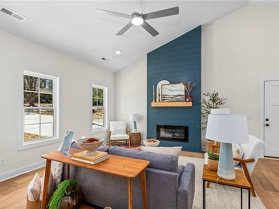 5th image of 221 Bethania St