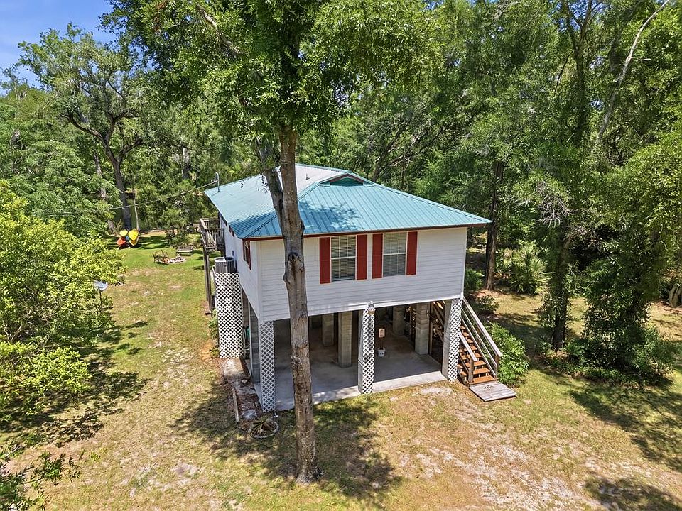 1st image of 340 NE Trestle Dr