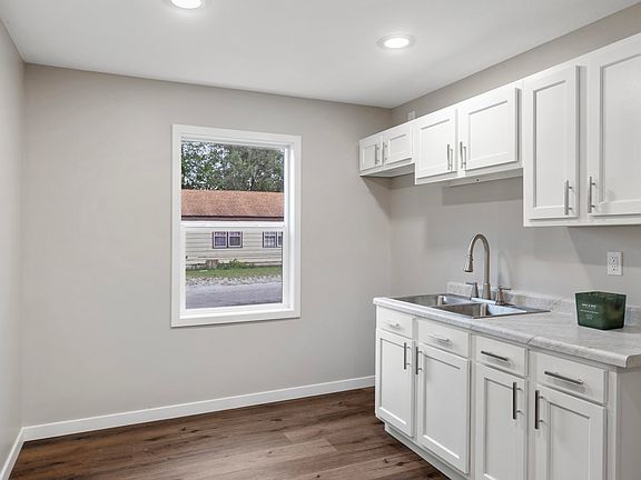 3rd image of 528 Circle Dr