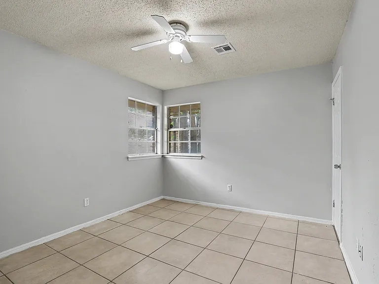 1301 Amhurst Ave — Photo 23