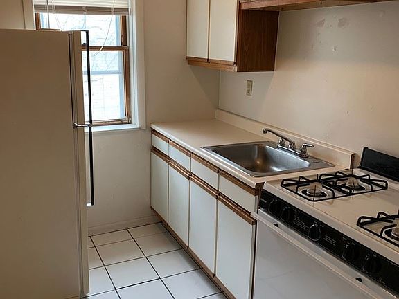 5th image of 1320 N Van Buren St APT 11