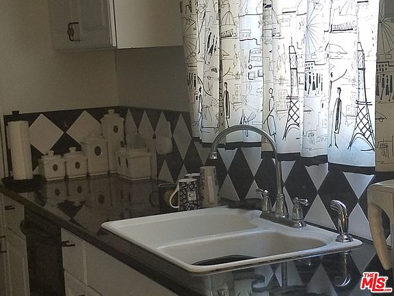 5th image of 1543 W 113th St