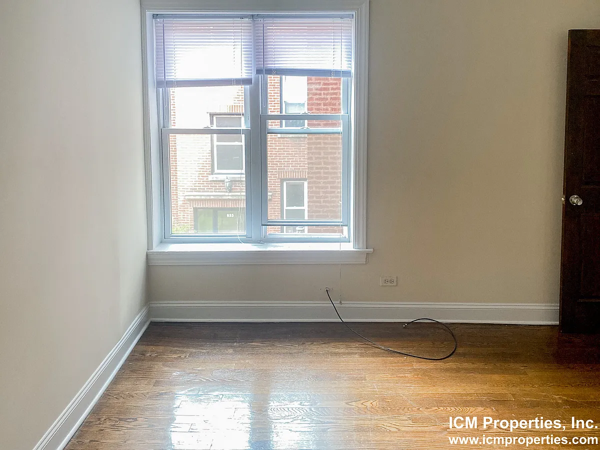 Building Photo - 861 W Cornelia Ave #2SS