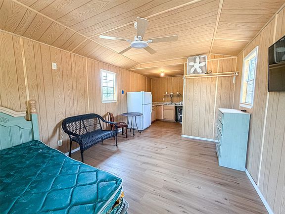 3rd image of 1104 N Avenue D
