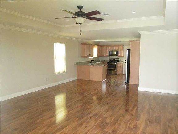 4th image of 621 Emerald Ave