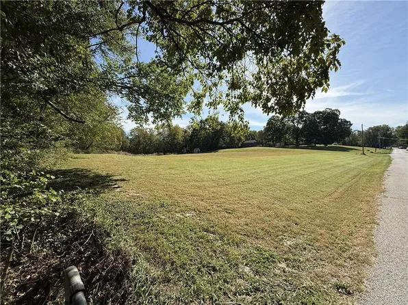5701 Pleasant Ave, Saint Joseph, MO 64503