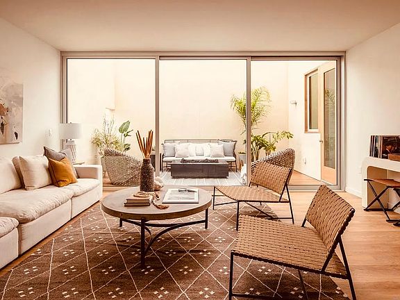 3rd image of 3762 Pershing Ave #2