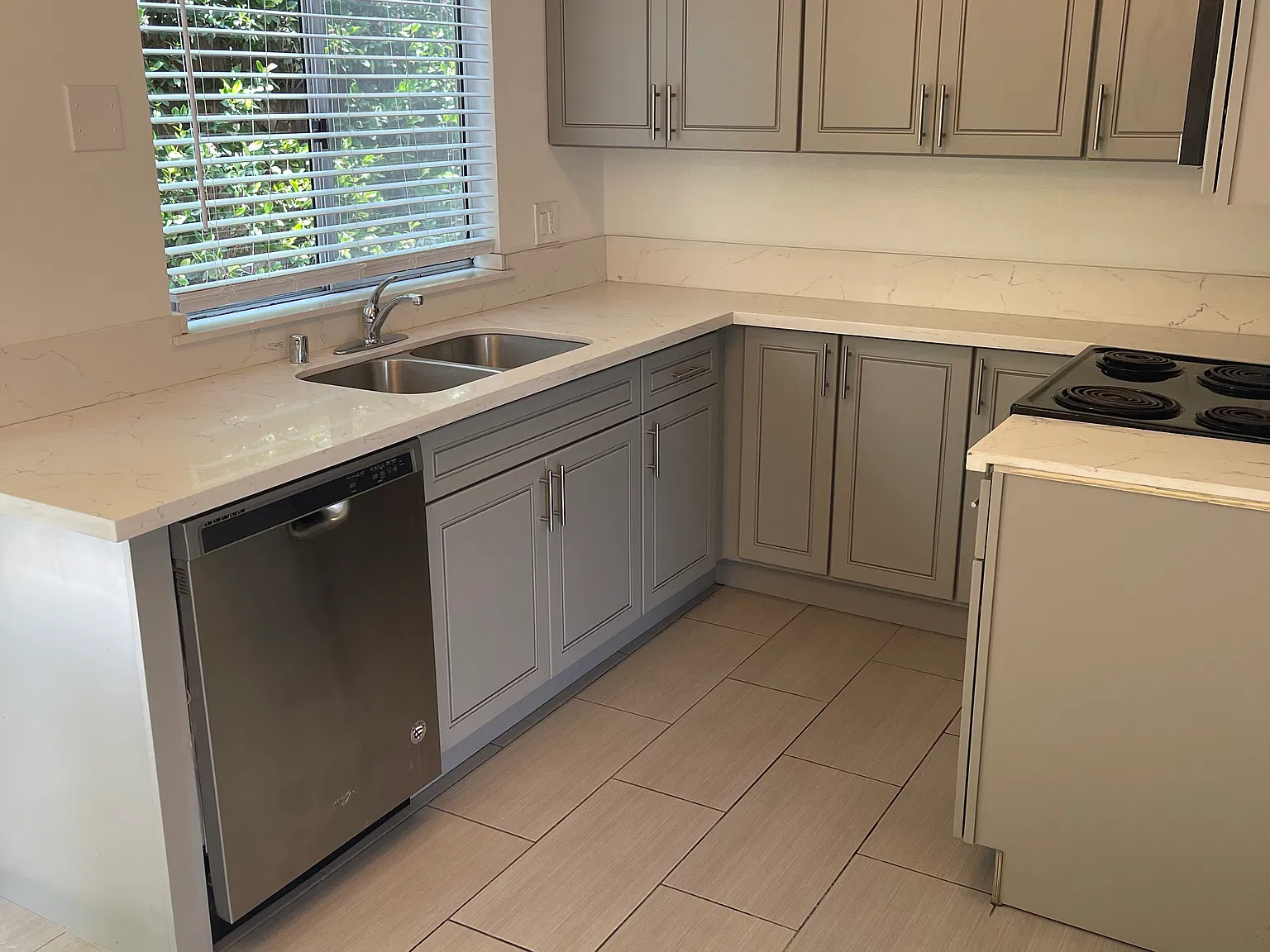 521 N Hill Ave — Photo 2