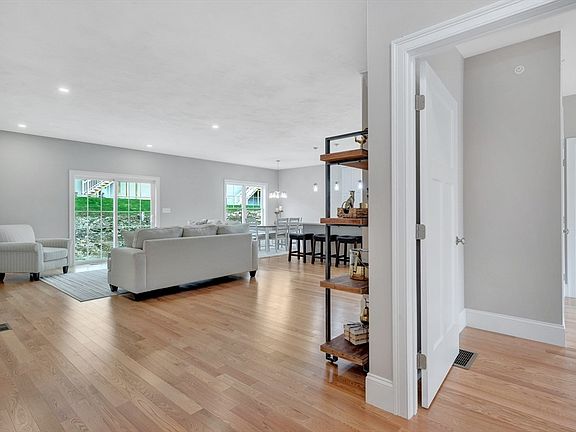 4th image of 8 Weber Farm Rd #8